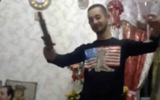 Закарпатський циган хизується раритетною зброєю та розповідає як грабувати банк (відео 18+)