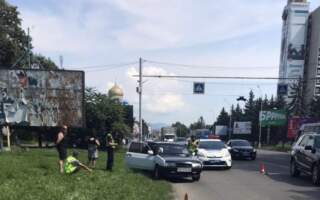 В Ужгороді жінка потрапила під колеса авто (фото)