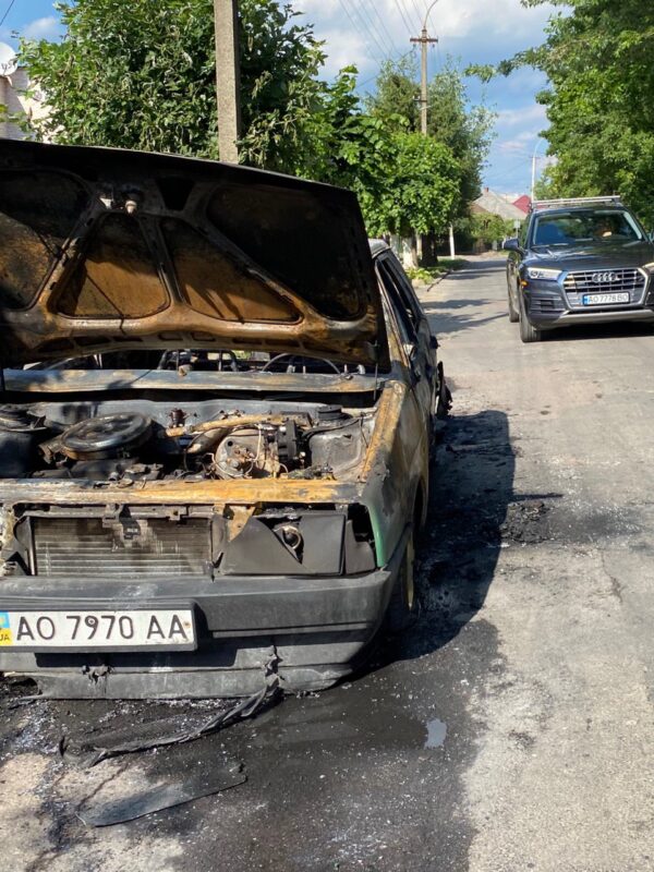 В Ужгороді горить авто (фото, відео)