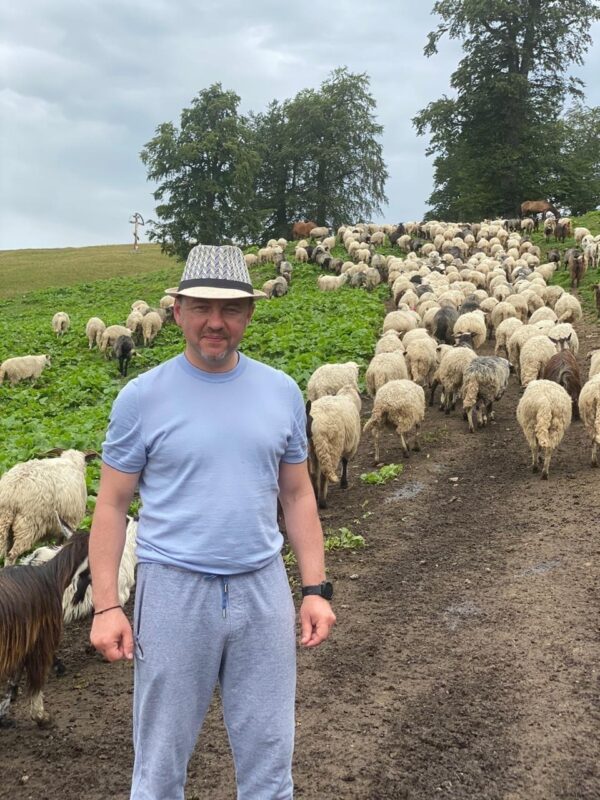 Олексій Петров подоїв овець у Карпатах та пообіцяв підтримку вівчарям (відео, фото)