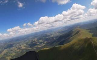 Закарпатську полонину Боржава показали з висоти польоту парапланера. Фото