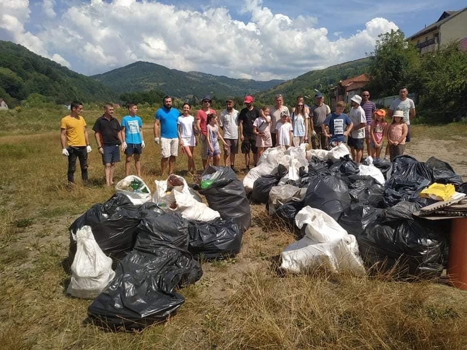 У Ясіня та Рахові пройшла акція по прибиранню сміття з річки Тиси (фото)