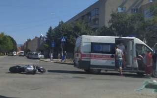 В Ужгороді мотоцикліст потрапив під колеса мікроавтобуса (фото)
