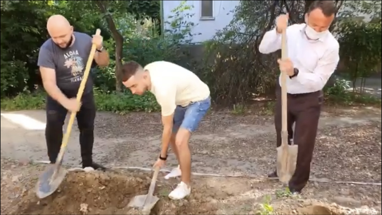 Олексій Петров закопав траншею для «Нашої Файти»: користувачі соцмереж оцінили (відео)