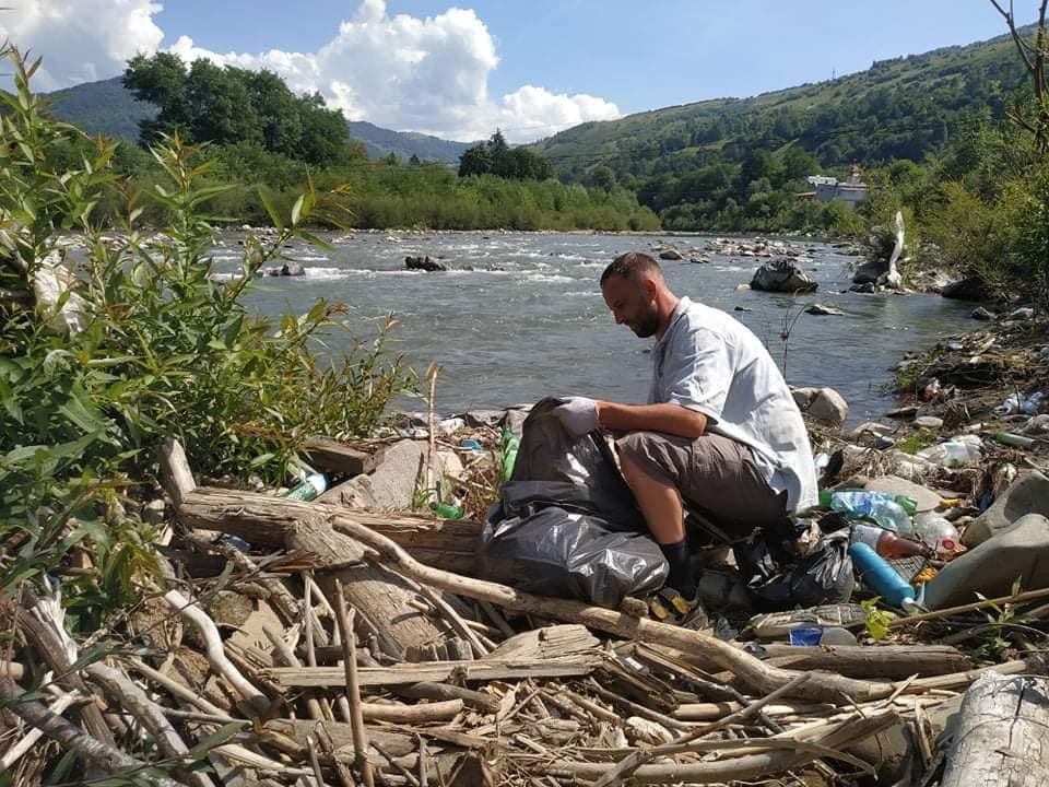 У Ясіня та Рахові пройшла акція по прибиранню сміття з річки Тиси (фото)