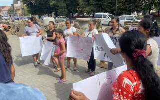 Цигани мітингують в Ужгороді: «Працювати – НІ, виплатам – ТАК»