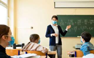 Коронавірус у школі: відомий лікар розповів, що може захистити вчителів