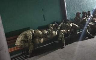 Спали на вокзалі: українським військовим не змогли знайти нічліг