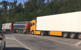 На КПП “Ужгород” утворилася кілометрова черга із вантажівок