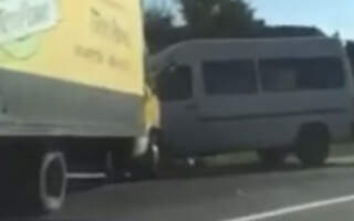 Відео: Вантажівка в‘їхала у мікроавтобус