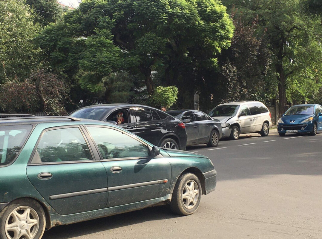 ДТП: в Ужгороді на вулиці Собранецькій не розминулись дві автівки (фото)