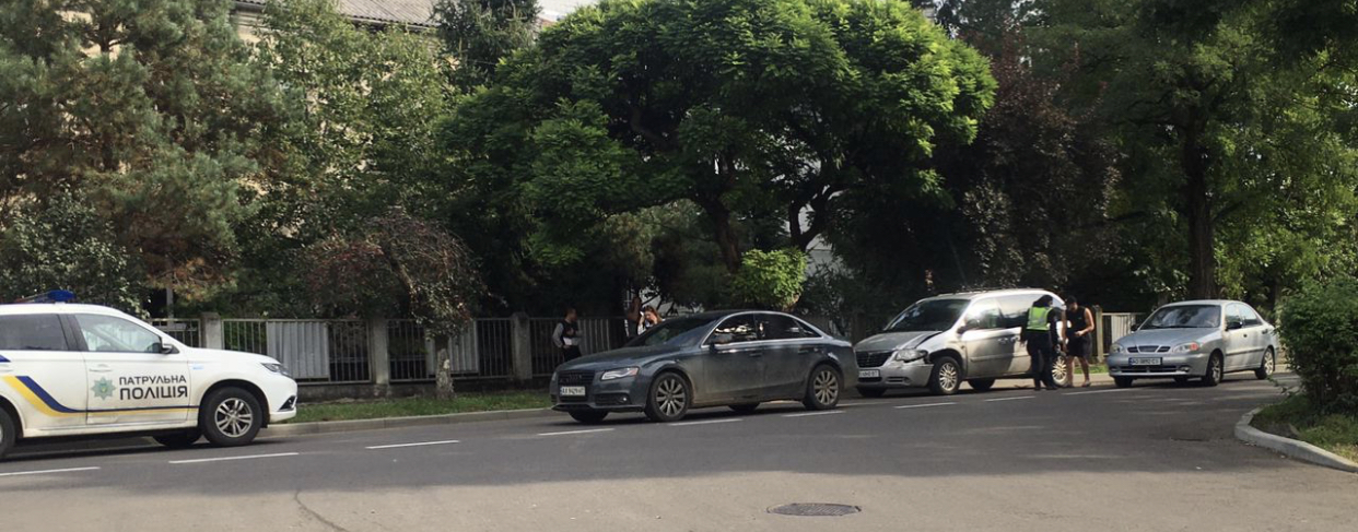 ДТП: в Ужгороді на вулиці Собранецькій не розминулись дві автівки (фото)