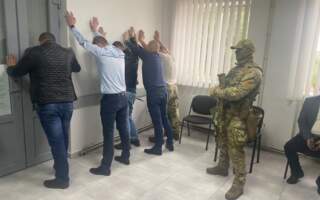Фото/Відео: Обшуки в серівсному центрі МВС в Ужгороді