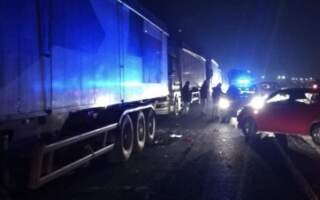 Фото. В Ужгороді п‘яний водій Skoda пішов на таран вантажівки MAN