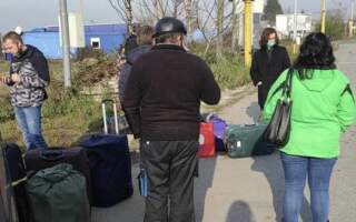 Фото: Українців на кордоні зі Словаччиною не пускають додому