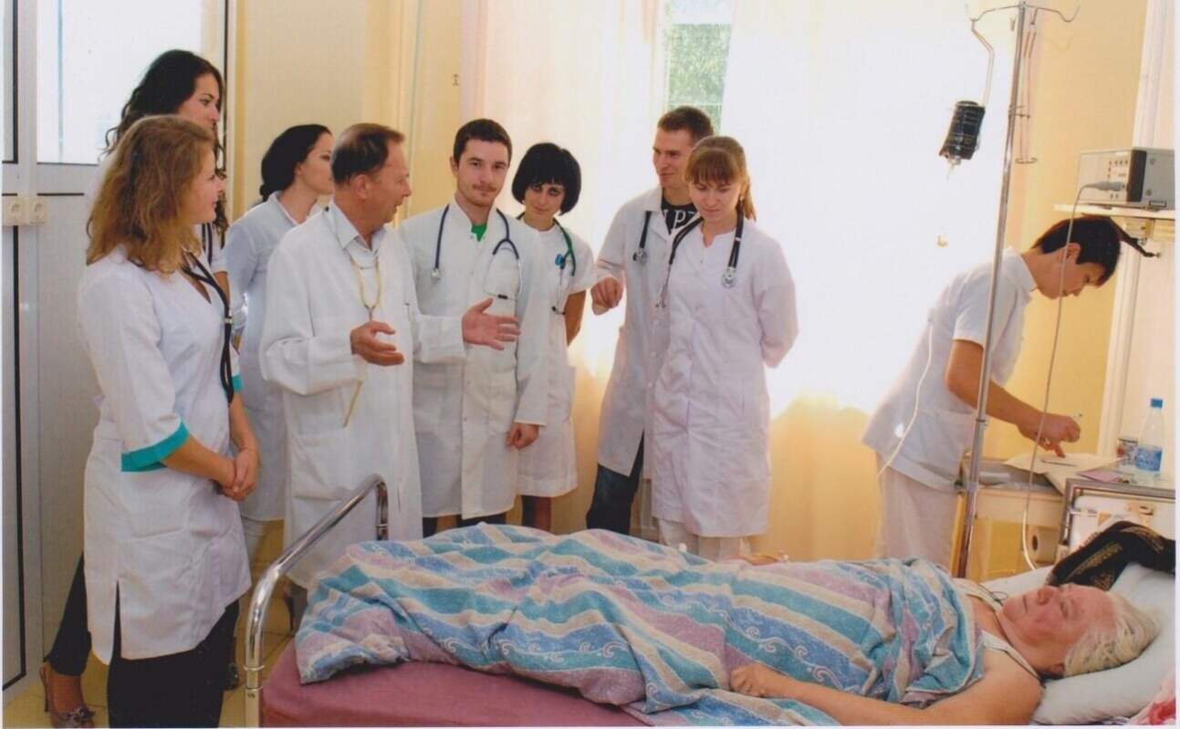 Після тривалої невиліковної хвороби помер лікар, доцент УжНУ Михайло Шютєв