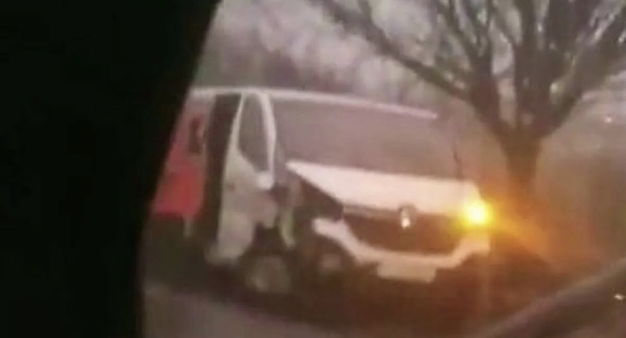 Фото моторошного ДТП на Закарпатті: Зіткнулися легковий автомобіль марки ВАЗ і пасажирський мікроавтобус