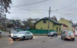 Ранкове ДТП в Ужгороді: автозапчастини розкидало по всій вулиці (ФОТО)