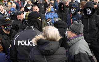 Фото: Мітинг у Кошице проти дій уряду та карантину завершився конфліктом між протестуючими та групою чоловіків у балаклавах