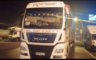 У Польщі скандал через вантажівку з написом “Бандера”
