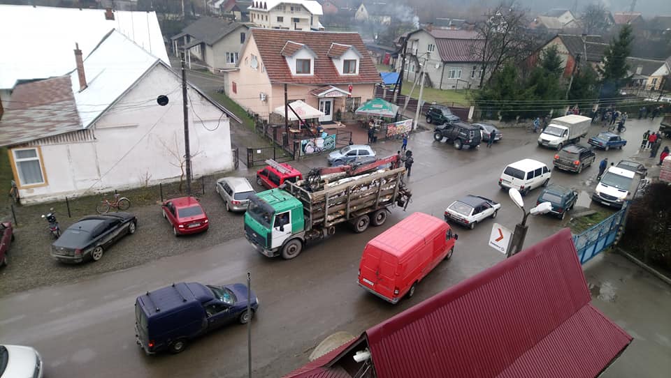 На Закарпатті пожежне авто звалилося в кювет (ФОТО)