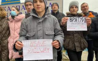 Фото. В Ужгороді діти закликали врятувати дитячу залізницю