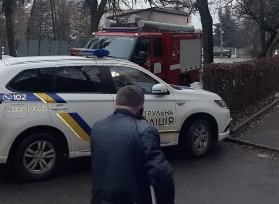 У мережі оприлюднюють фото з місця події замінування суду в Ужгороді