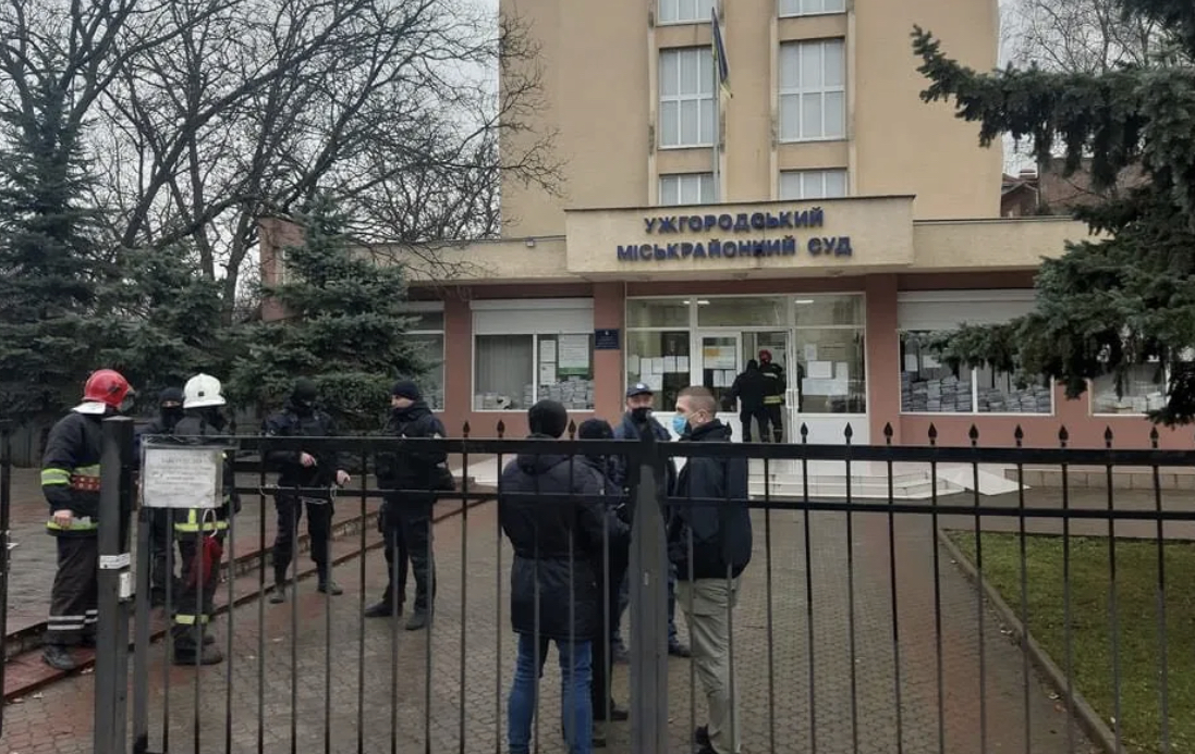 У мережі оприлюднюють фото з місця події замінування суду в Ужгороді