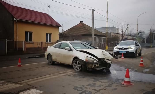 ФОТО. Ранкові ДТП в Ужгороді: Розбиті елітні автівки