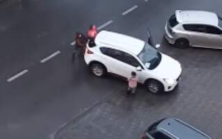 Відео. Горе-мати на Закарпатті забула дитину у машині, авто почало рухатись на проїжджу частину