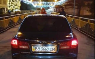 “Кричав, що С***АВ на закарпатців”: У мережі оприлюднили фото авто луганчанина на пішохідному мості
