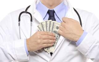 Лікар в обласній лікарні Закарпаття влаштував “бізнес на хворих”, – соцмережі (ФОТО)