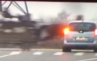 Відео: В Ужгороді на повній швидкості віз врізався у авто (18+)