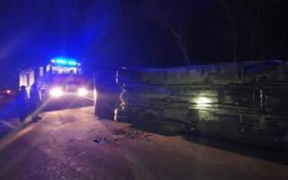 ФОТО. У результаті зіткнення Volvo S40 та автобуса Еталон постраждало троє людей