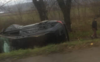 Опублікували фото та відео з місця ДТП на в‘їзді у Мукачев: Авто у кюветі