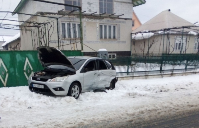ДТП: Не розминулись дві автівки у селі Кленовець