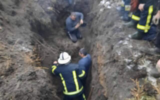 На Закарпатті молодого чоловіка засипало землею: Рятувальники відкопали чоловіка, однак він був уже мертвий (Фото)
