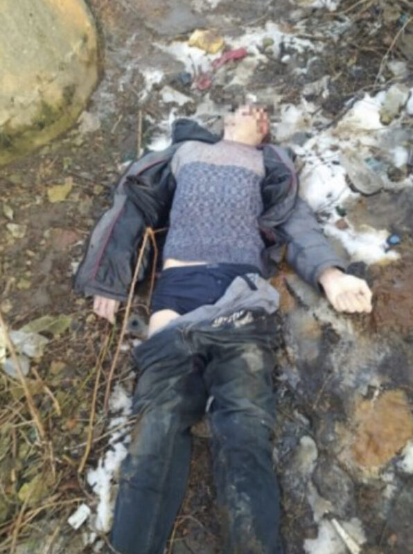 Страшна знахідка. Діти неподалік залізничних колій знайшли мертвого чоловіка (ФОТО 18+)