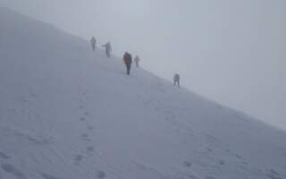 Сніг до 2 метрів, хуртовина, погана видимість та -15 градусів морозу: У горах шукають лижників