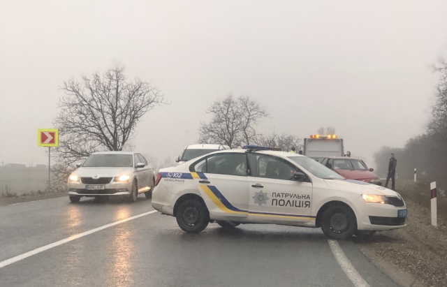 На трасі Мукачево-Рогатин авто злетіло у кювет