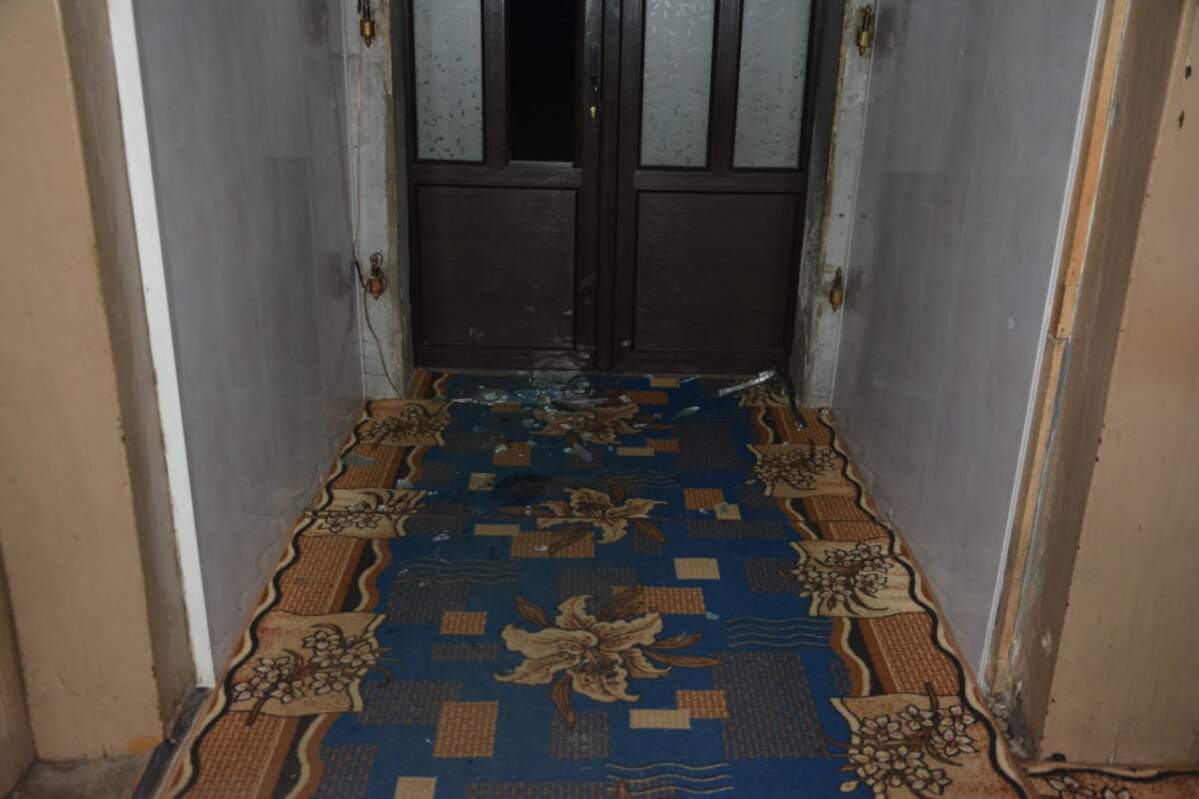 У Тересві, що на  Тячівщині, злочинець вночі виніс гроші з місцевої церкви, розбивши скло на дверях (ФОТО)