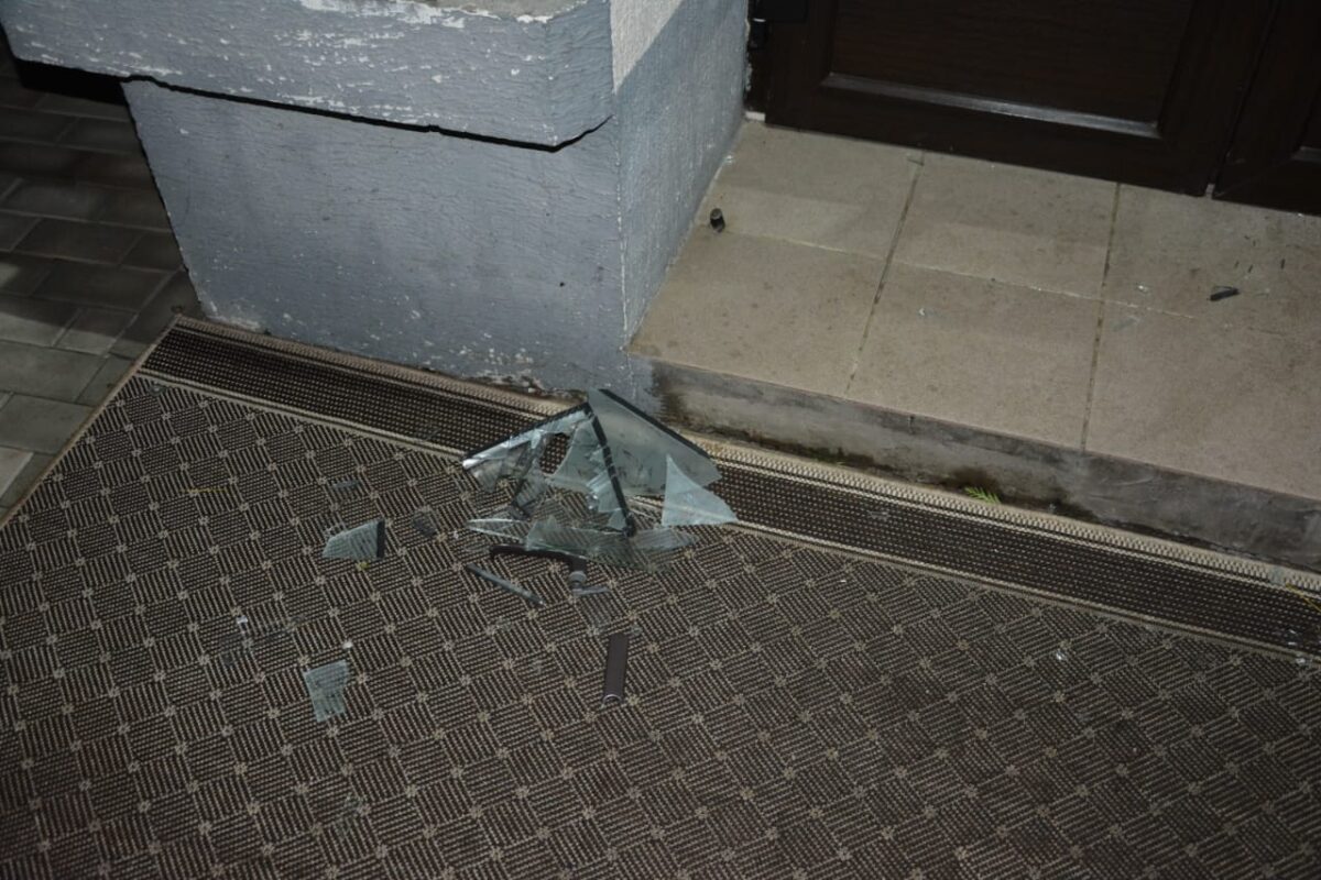 У Тересві, що на  Тячівщині, злочинець вночі виніс гроші з місцевої церкви, розбивши скло на дверях (ФОТО)
