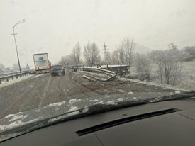 Через погодні умови у Мукачеві грузова автівка не впоралася з керуванням