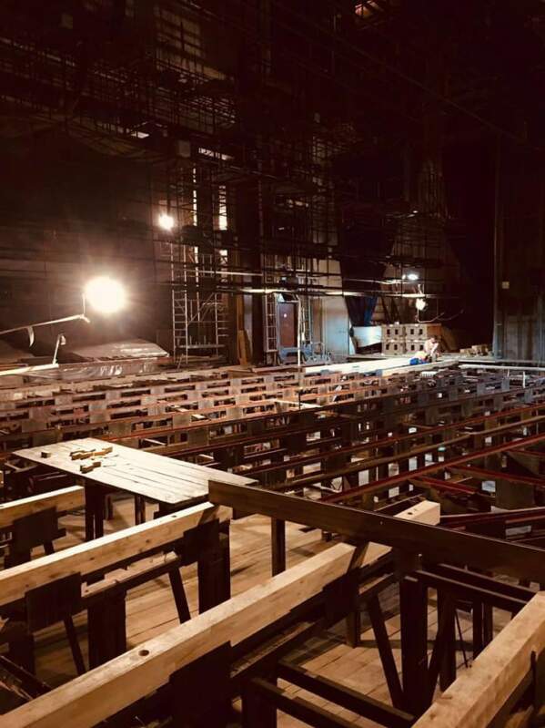 Ремонтні роботи з оновлення великої сцени в Закарпатському облмуздрамтеатрі тривають! (ФОТО)