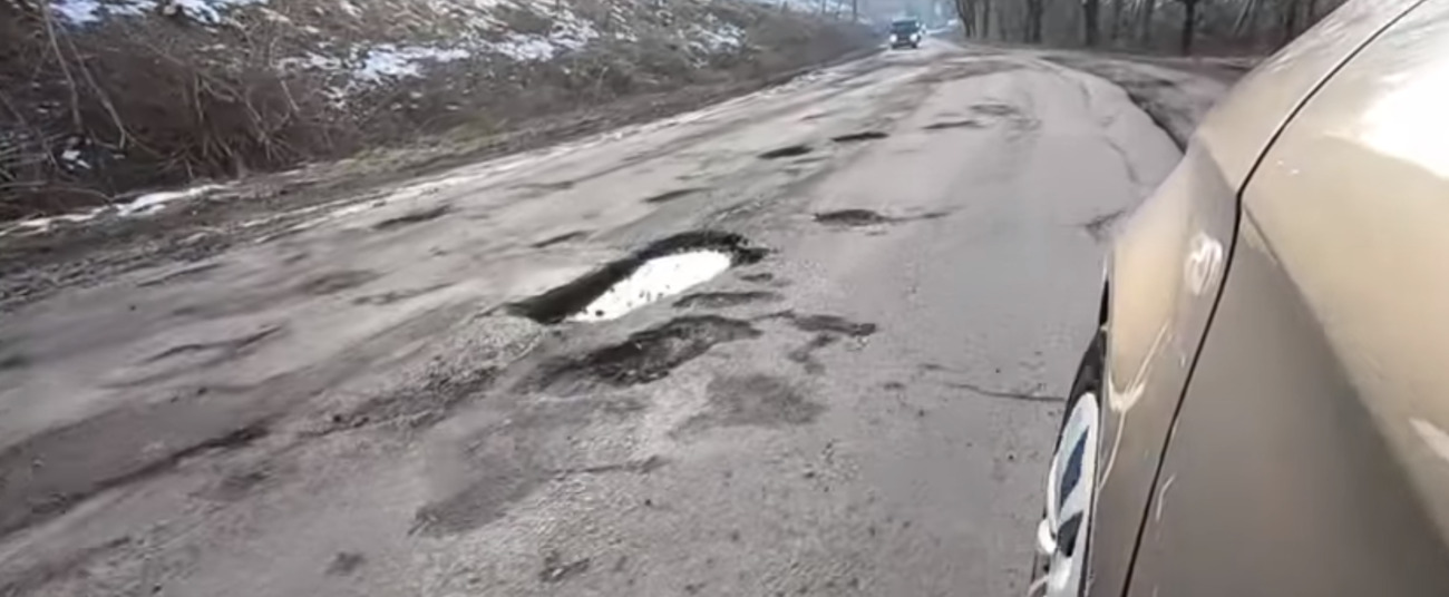 Дорога жаху: У мережі показали жахливий стан дороги на Іршавщині (ВІДЕО)