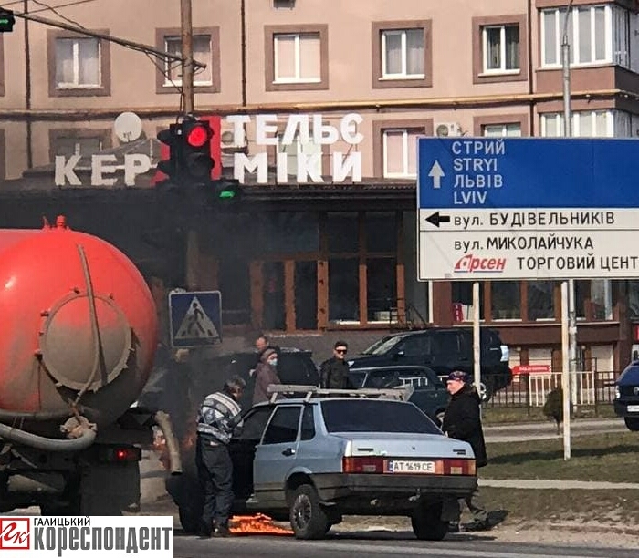 З’вилось Відео та Фото з місця пожежі авто у центрі Івано-Франківська