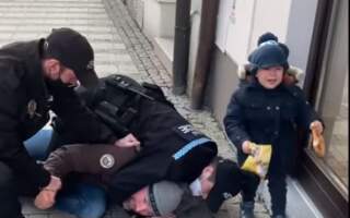 Правоохоронці «скрутили» чоловіка, наділи на нього наручники і респіратор, – у Чехії поліцейські прямо на очах переляканої дитини «скрутили» чоловіка, який відмовився надіти маску (ВІДЕО)