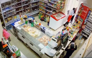 В Ужгороді камери відеоспостереження зафіксували як “Посеред білого дня шайка малолітньої циганоти” обікрали магазинчики