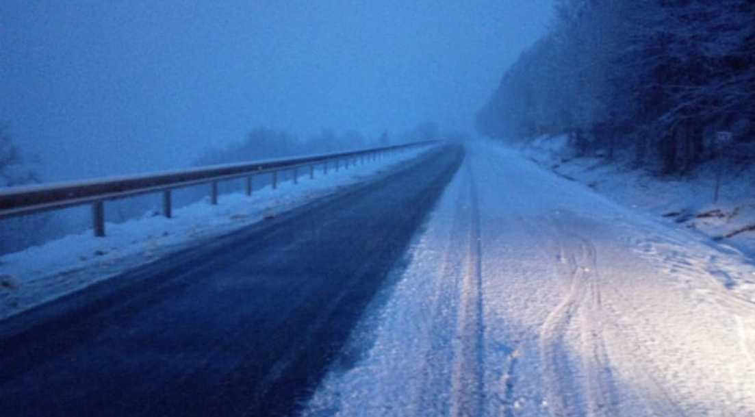 ФОТО. На Закарпатті сніжить, найскладніша ситуація — на Ужоцькому перевалі