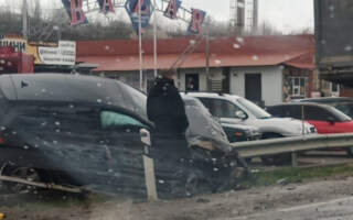 Легкове авто як пір’їнку відкинуло на відбійник: З’явилось відео ДТП на Мукачівщині